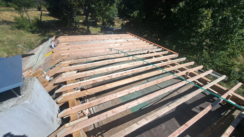 Přední strana střechy a hřeben