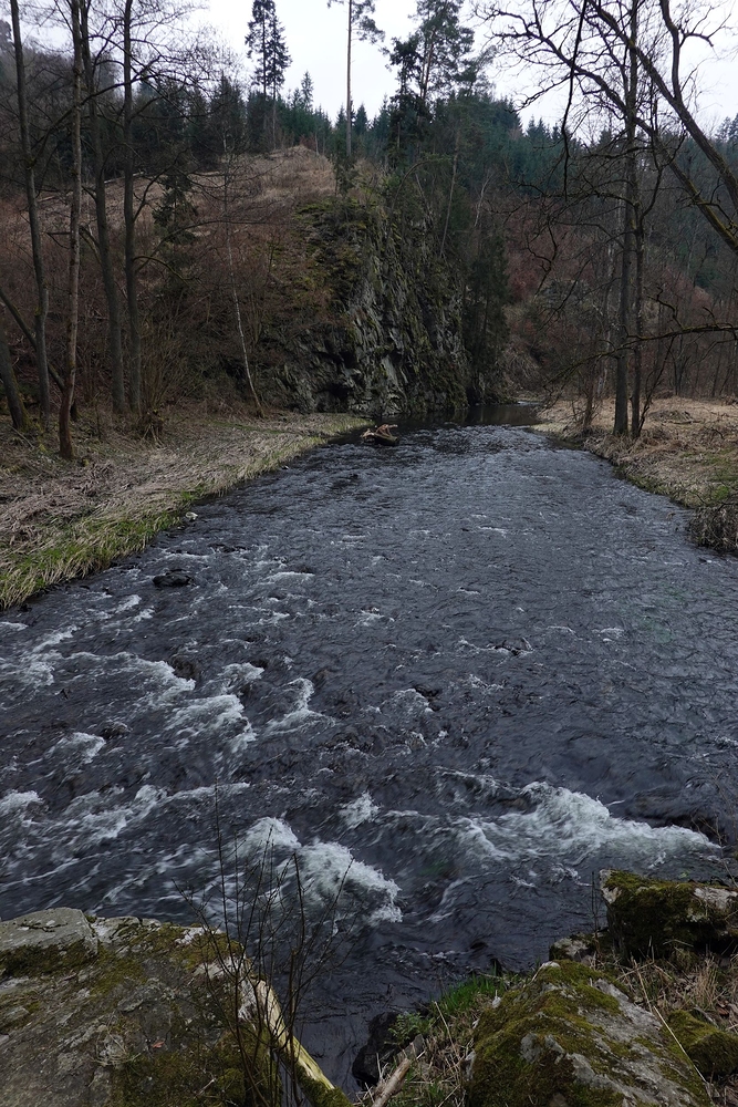 Skalní stěna nad vodou