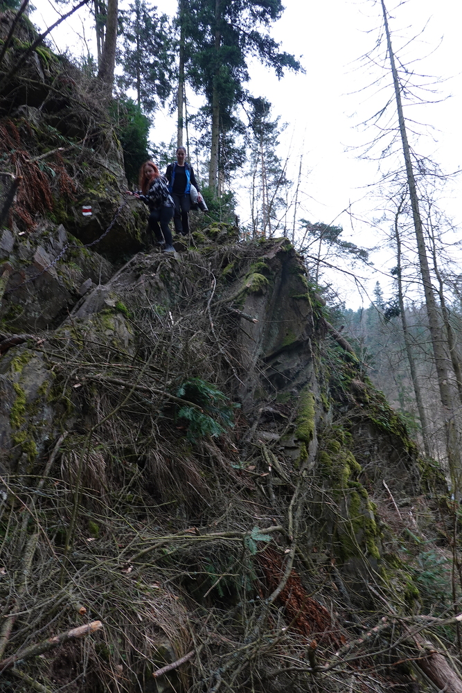 Áďa s Maky sestupují do rokle