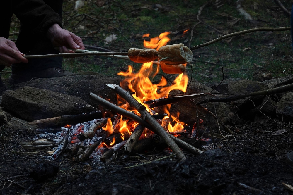 Párky, sýr, rohlíky, bagety se salámem, chléb