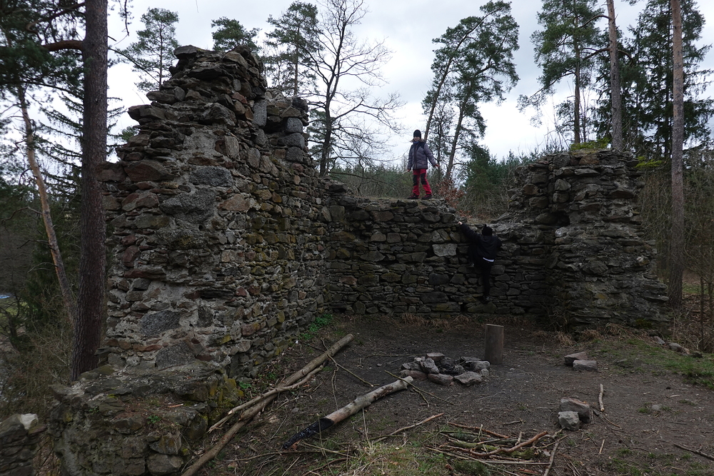 Holky dobývají hrad