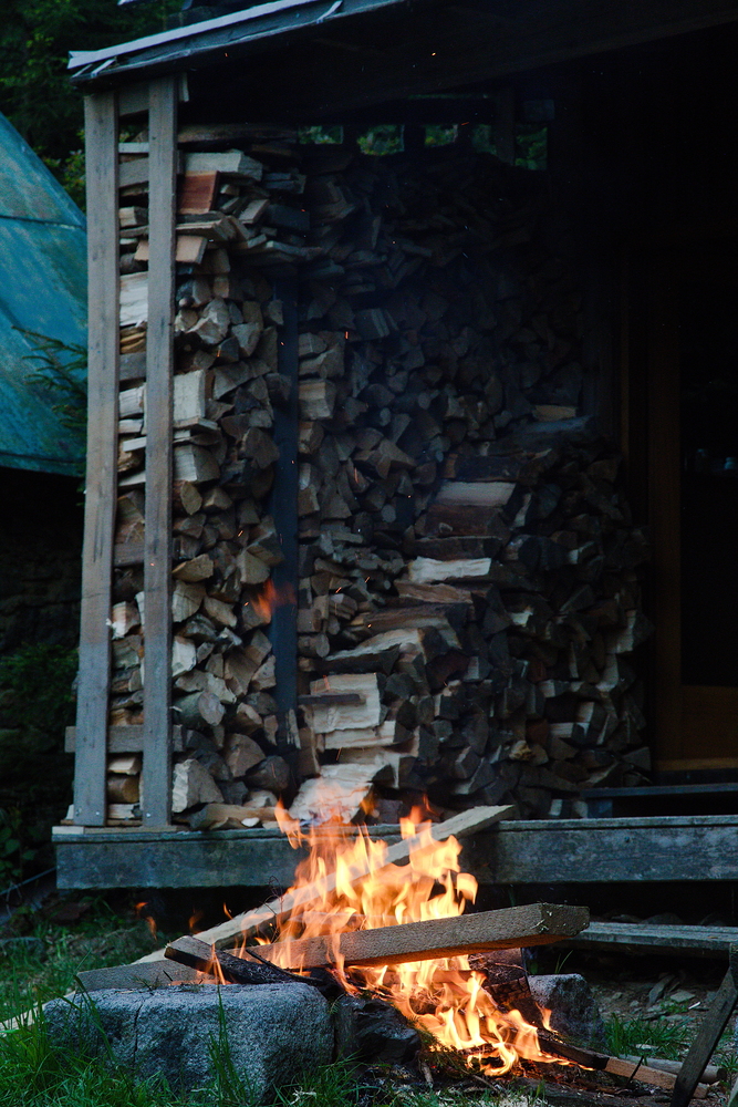 Vzadu nově složené dřevo