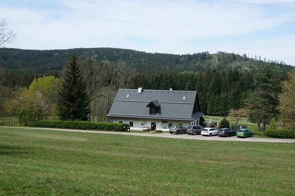 Vzadu Malinská skála