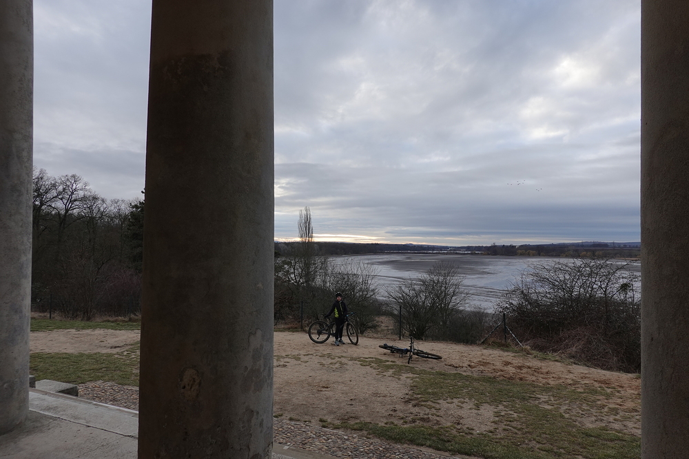 Prázdný rybník pod Apollem