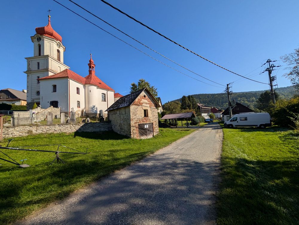 Parkuju pod kostelem