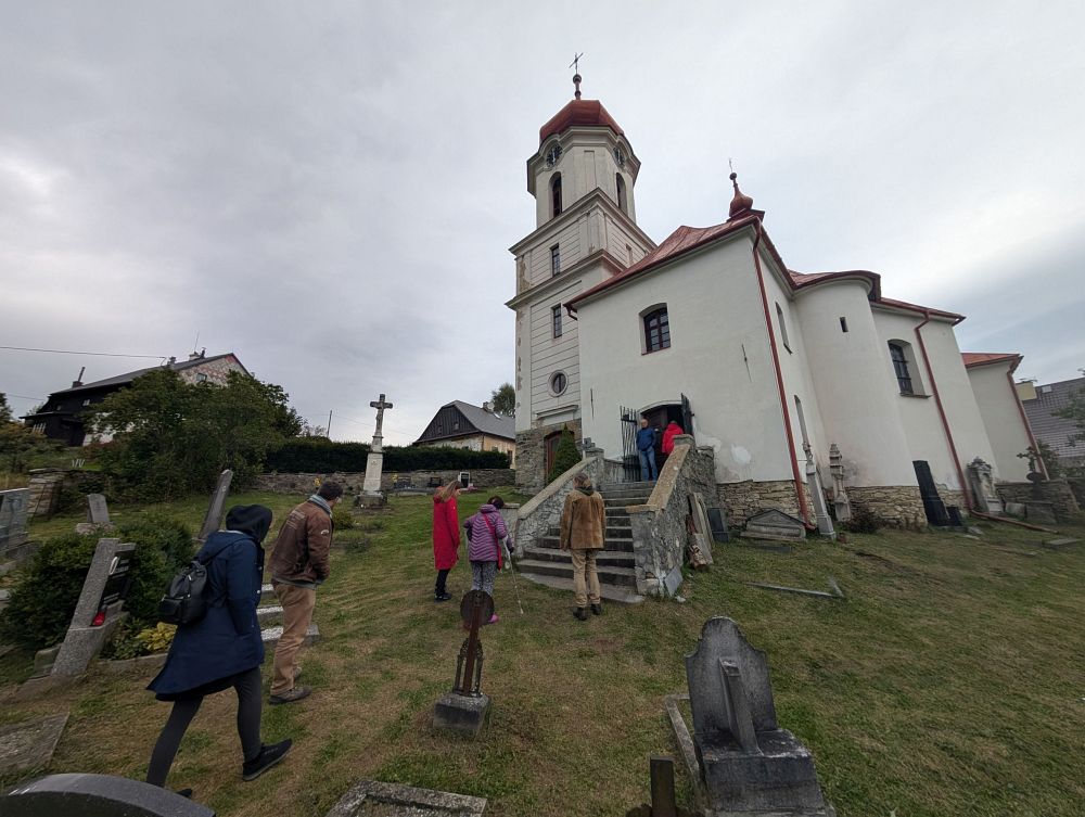 Přesun všech do kostela