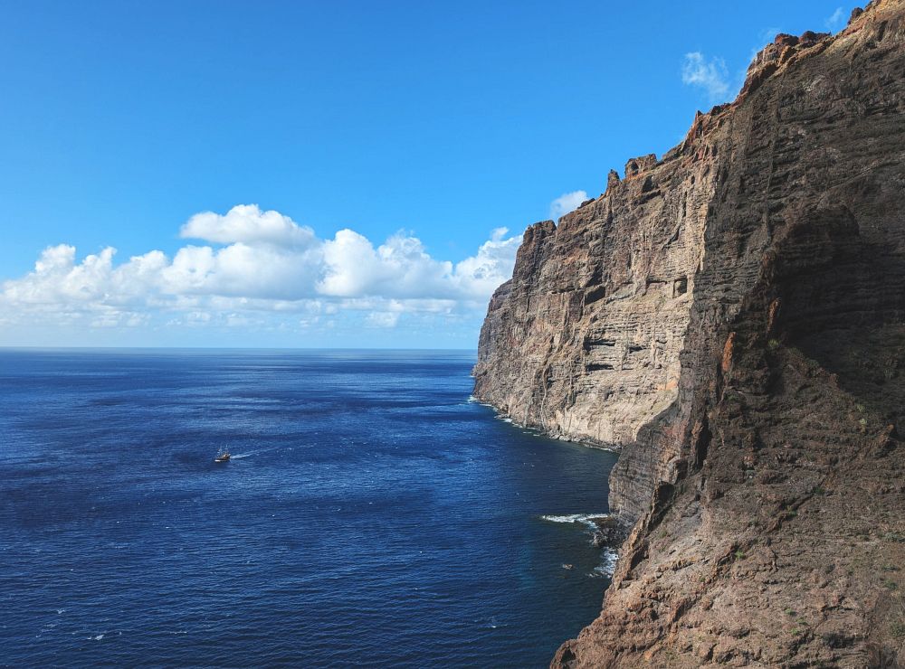 Los Gigantes a plachetnice