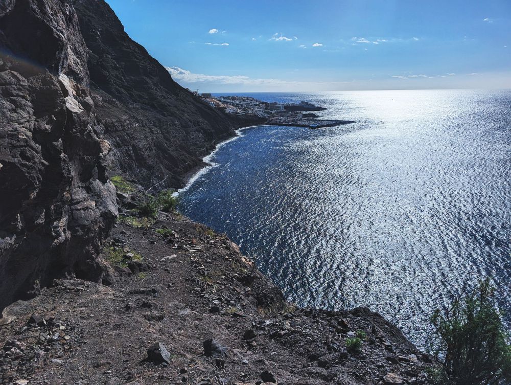 Vzadu u těch domů mám auto