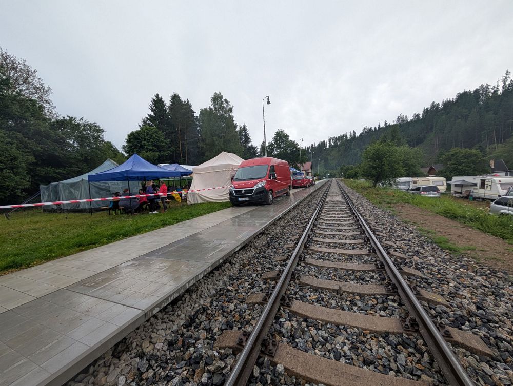 Vlevo se hraje, vpravo parkuje