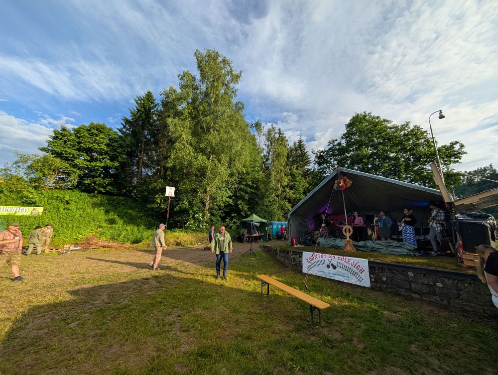 Sluníčko alespoň na chvíli, hrají Zkusmeto z Kuřimi