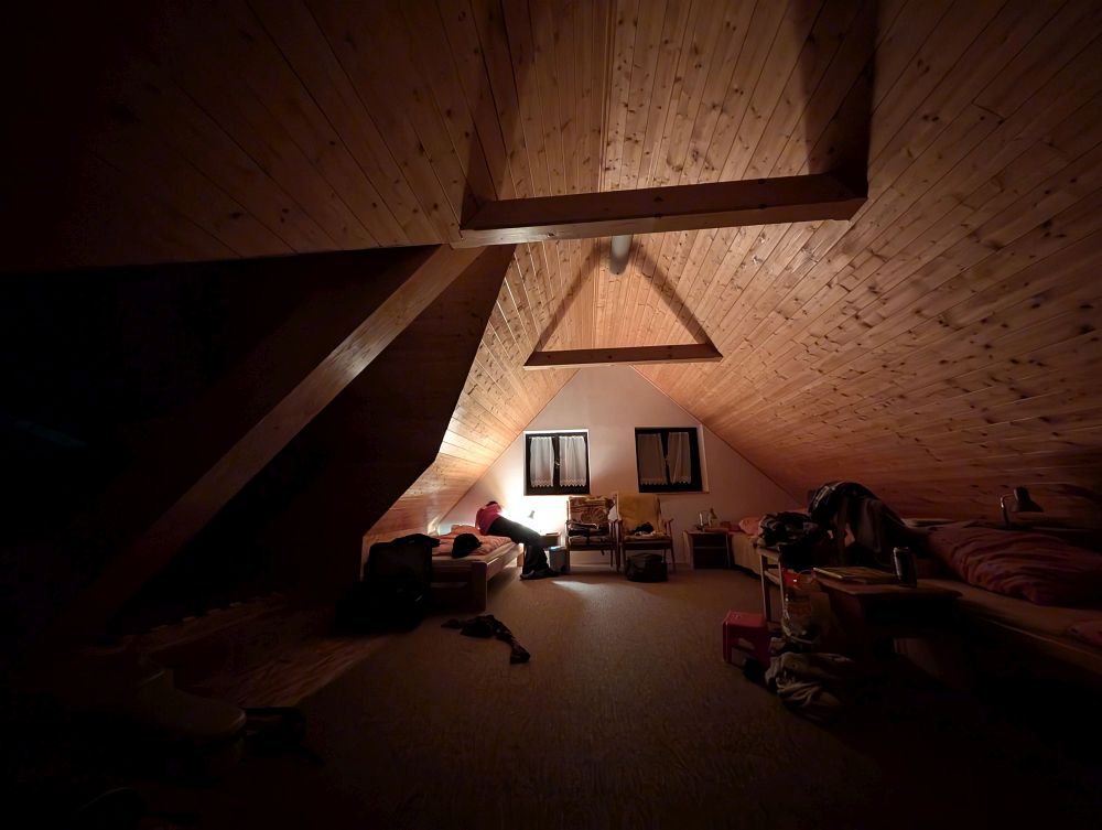 V noci lije, my takhle, chudák Maty pod stanem