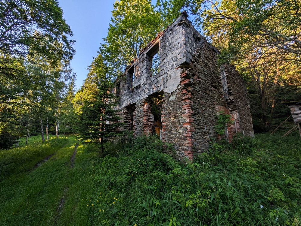 Podivně nadstavená budova