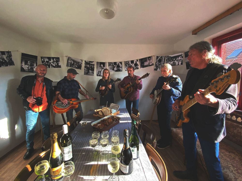 Hrajem na vernisáži (fotila Andrea)