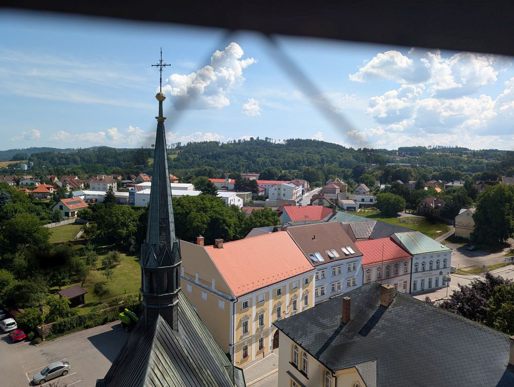 Z věže, vzadu na kopci Orlík
