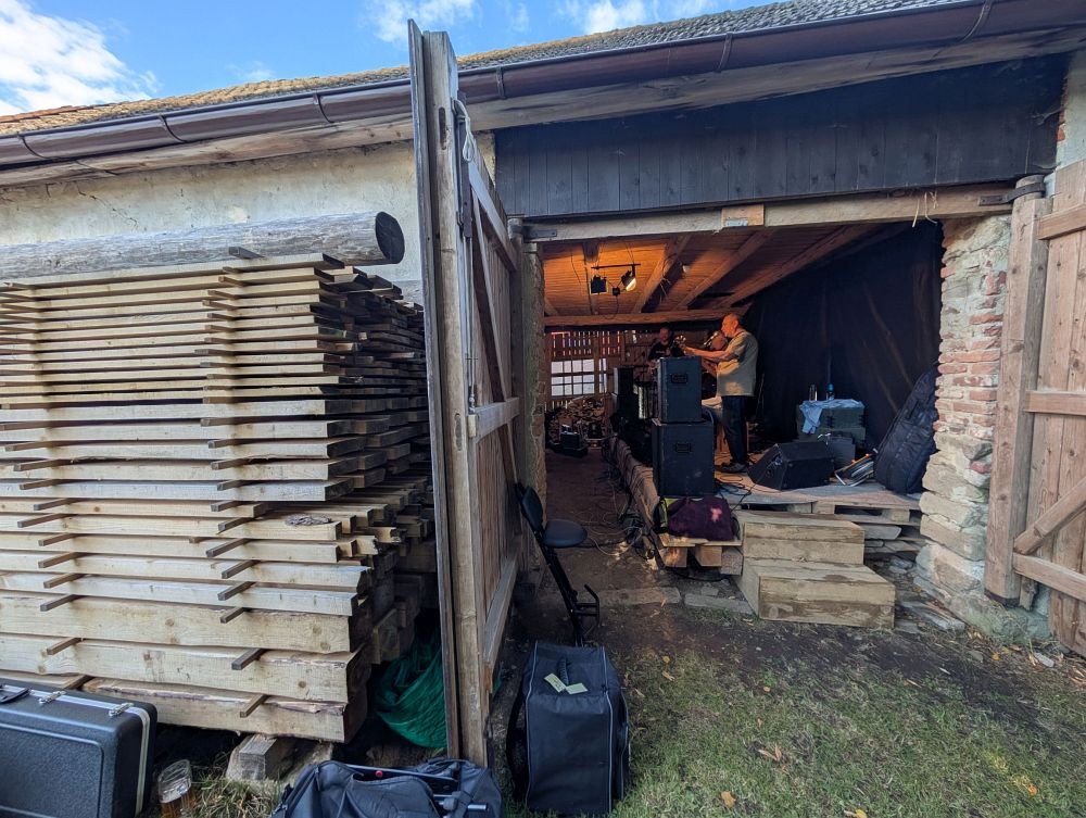 Hraje se ve velké stodole