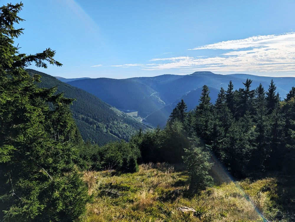 Dolní nádrž a kopečky, přes které ji objedu