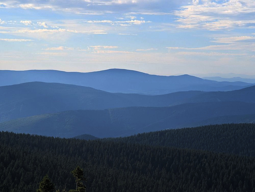 Vzadu Kralický Sněžník a vpravo Rychleby