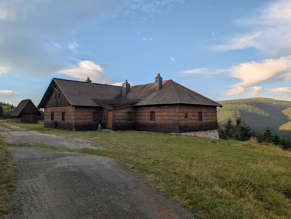 Františkova myslivna, vzadu Praděd