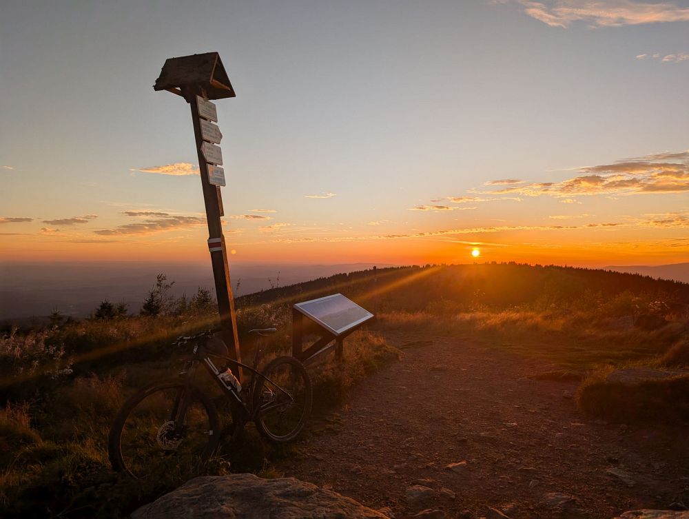 Nikde nikdo, jen ticho, vítr a zapadající slunce