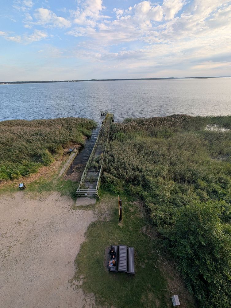 Z vyhlídkové věže na holky a sladkovodní jezero