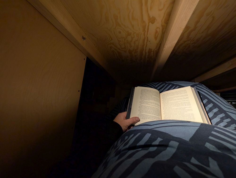 Venku tma, dlouhé hodiny s knihou
