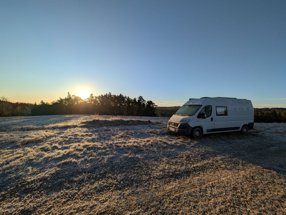 Zmrzlá krajina i auto