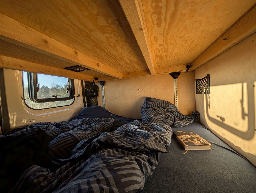 Ráno dlouho lenoším s knihou