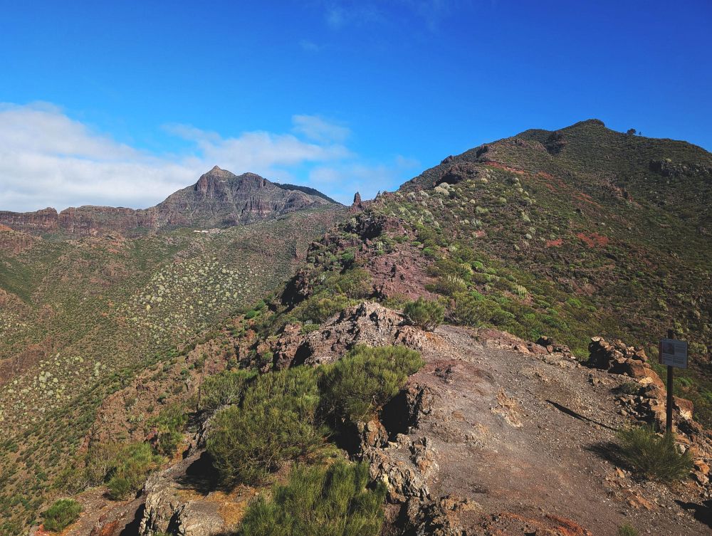 Tam jdeme, vzadu vlevo jsme byli včera autem a fotili Mascu