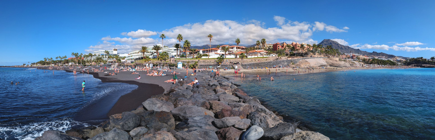 Vlevo černý a vpravo žlutý písek