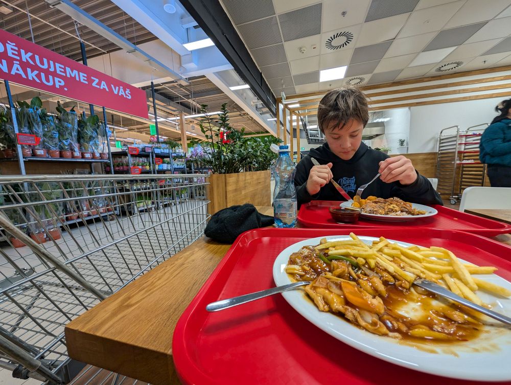 Druhá výprava začíná večerí v Mohlenici