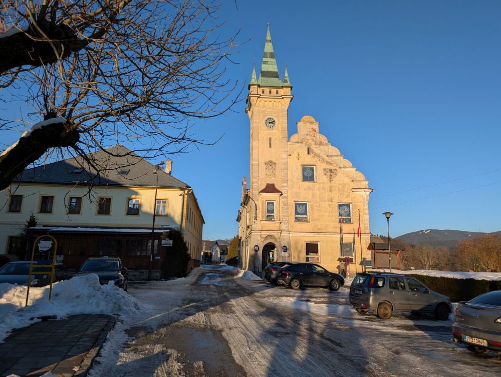 Branná, vpravo vzadu Šerák