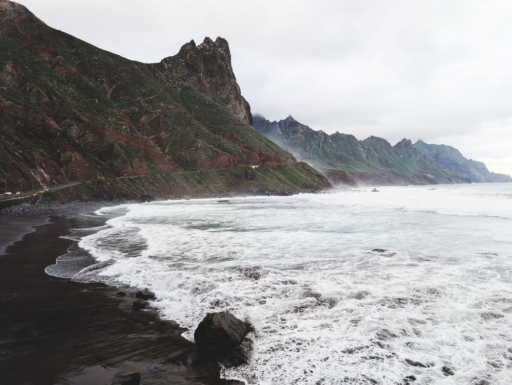 Černé pláže, kvůli vlnám zákaz vstupu