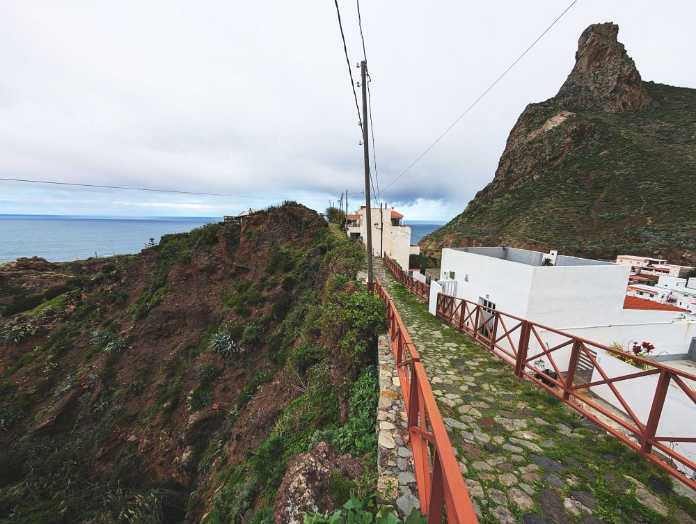 Do obchodu chodíme přes most