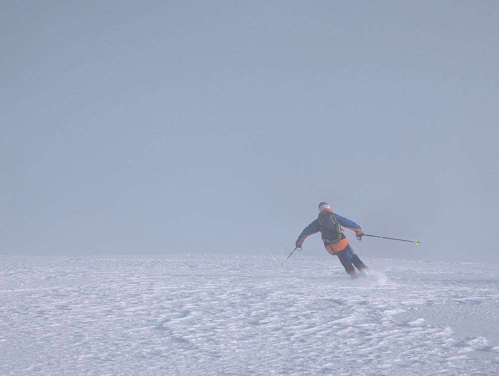Zvláštní pocit jet takhle do mlhy, když se sklon zvyšuje