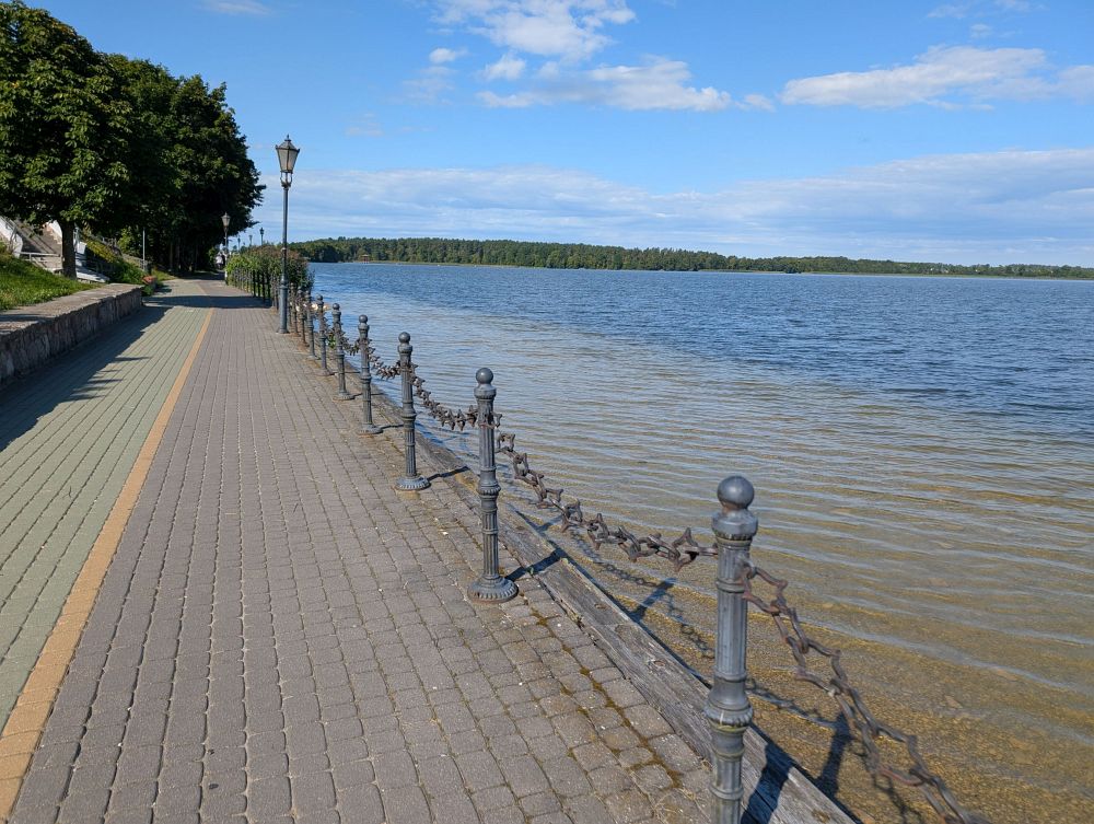 Na kole kolem jezera