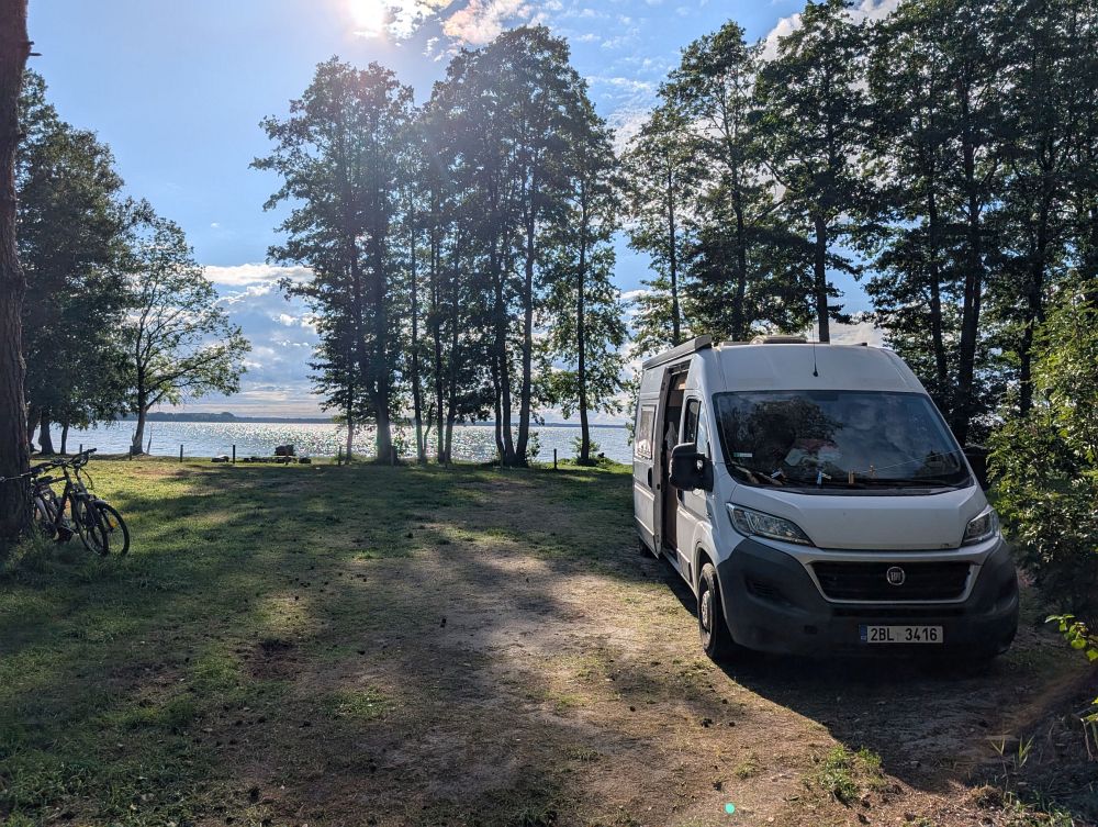 Krásné místo v lesním kempu