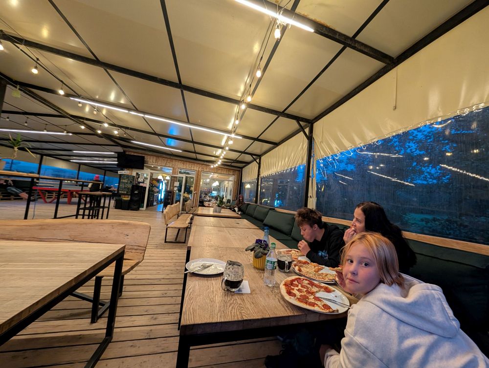 Večeře v nedalekém přístavu