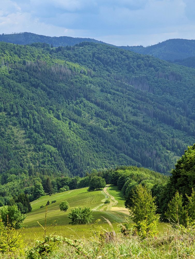 Kamenitý, vzadu Mionší