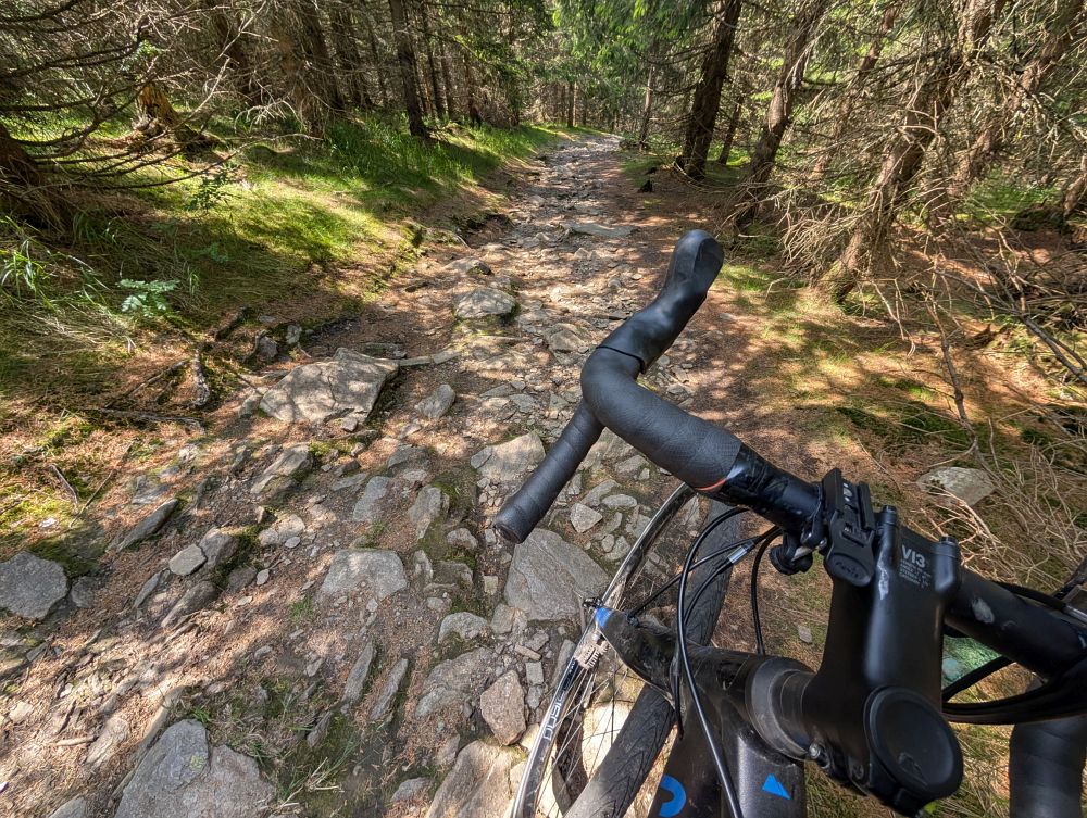 Dolů docela drsně po červené