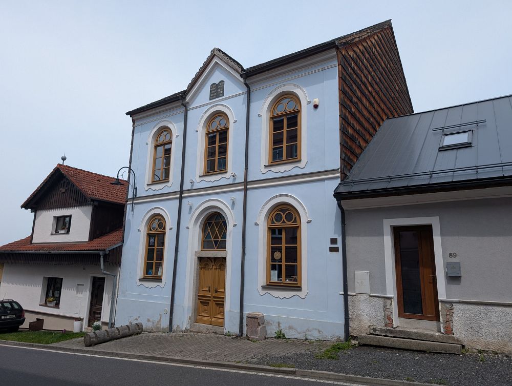 Opravená synagoga v Hartmanicích