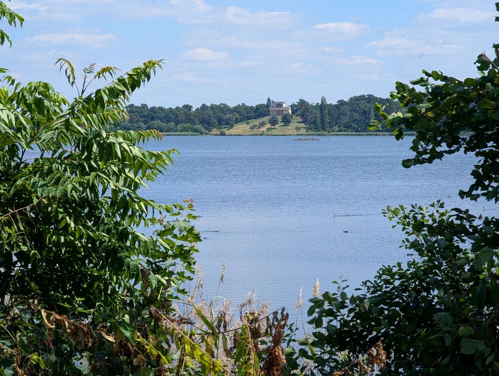 V dálce Apollonův chrám