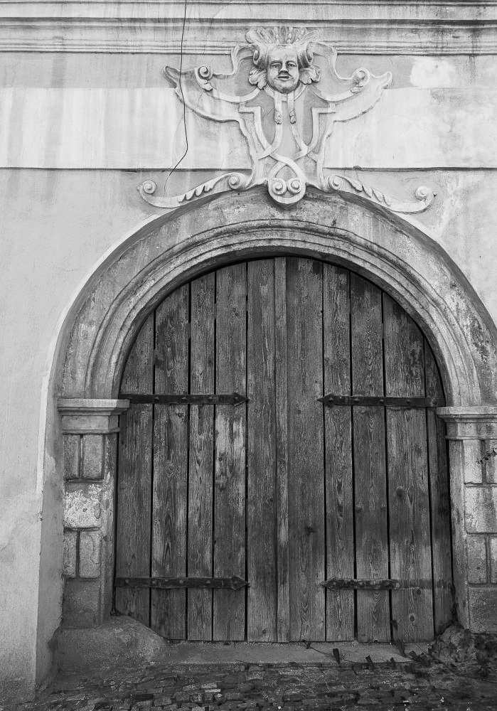 Spousty zajímavých dveří