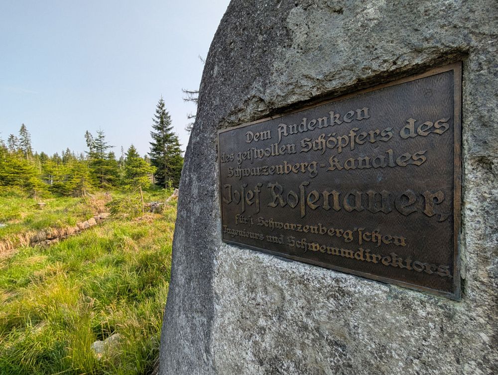 Tady kanál začíná, pomník pánovi, který stál u jeho zrodu