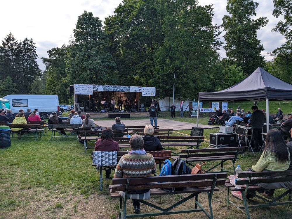 Starý fóry hrají před námi