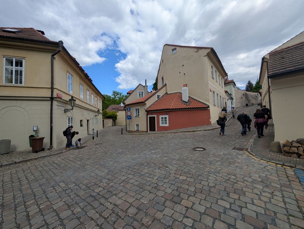 Nový svět, děti loví mince z kanálu