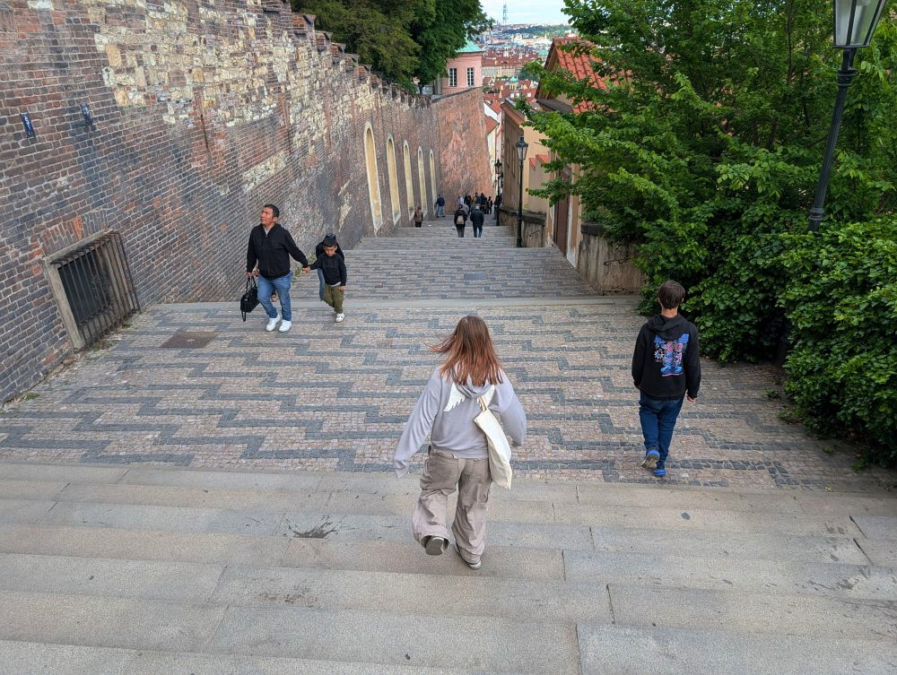 Po zámeckých schodech