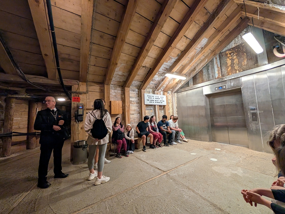 Čekáme na výtah zpět na povrch