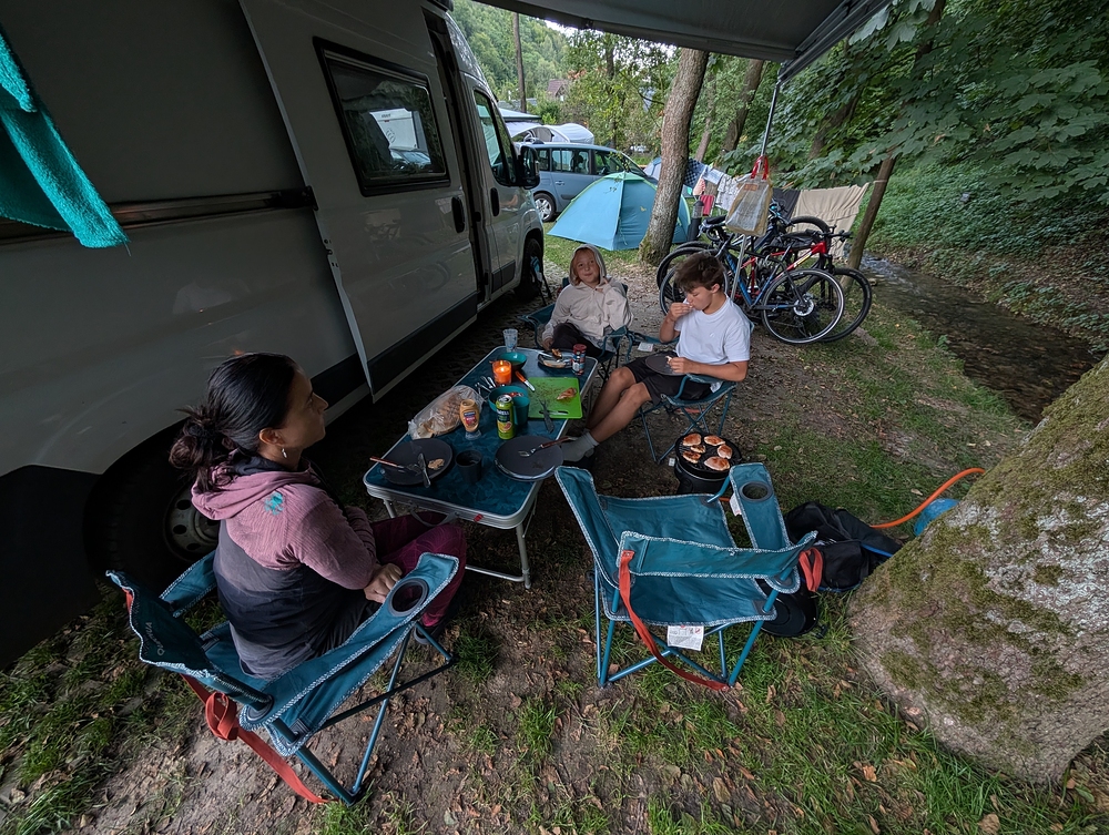 Pohoda, grilování, potok