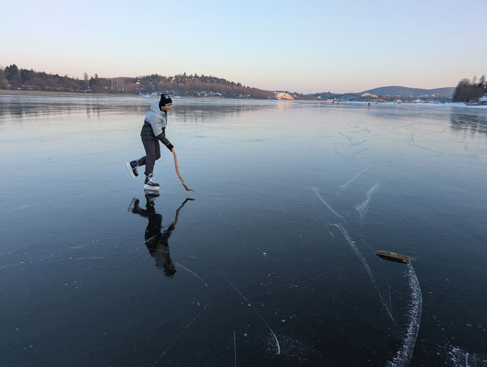 Našla se hokejka i puk