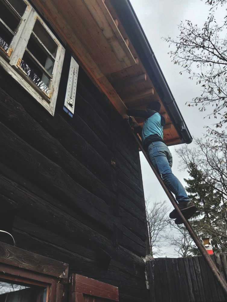 Skoro celý víkend takhle na žebříku